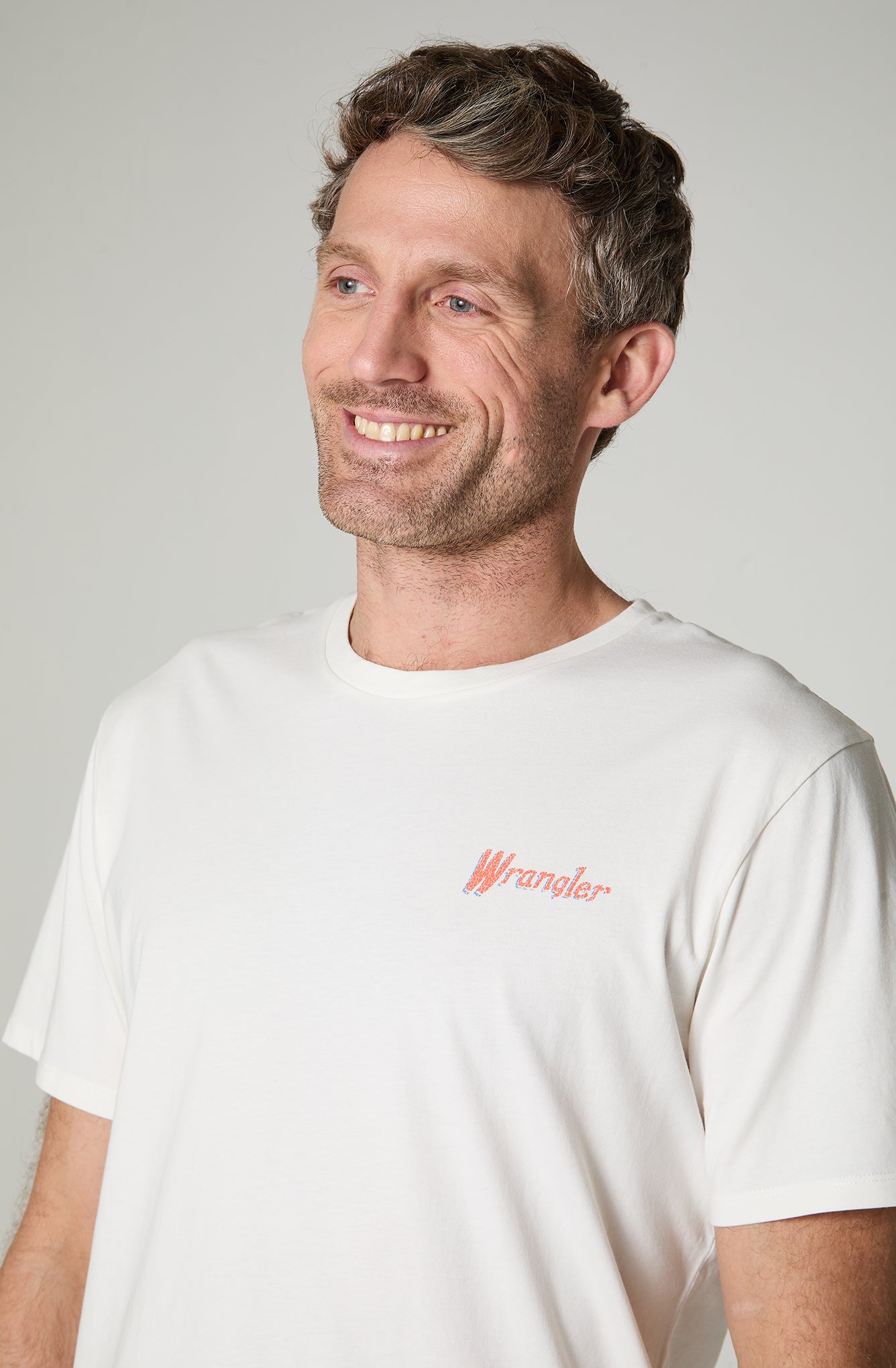 Polera Hombre Cuello Redondo Con Estampado En Espalda Blanco