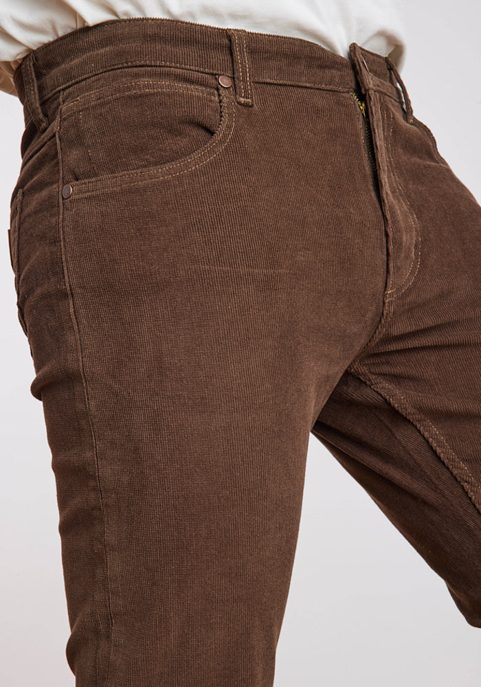 Pantalón de Cotelé Wrangler® Hombre café