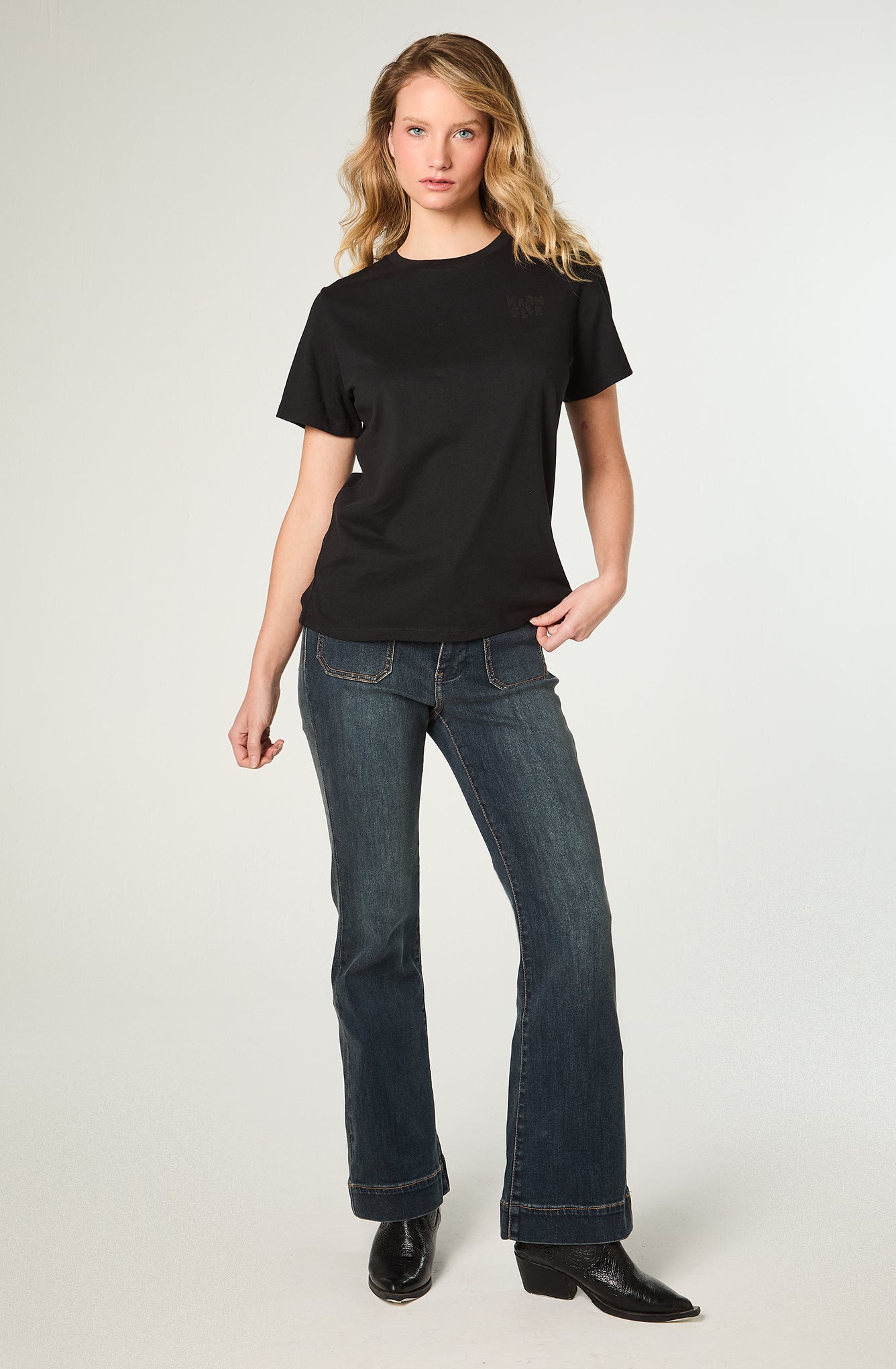 Polera Mujer Graphic Tee Regular Negra