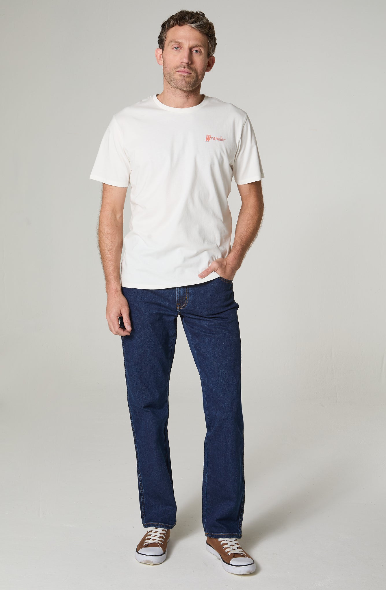 Polera Hombre Cuello Redondo Con Estampado En Espalda Blanco